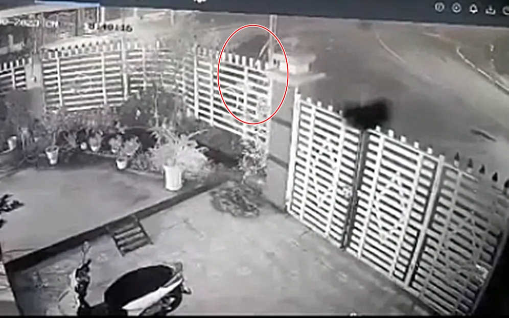 Chiếc xe tông vào hàng rào và dội ra ngoài. Ảnh cắt từ camera. Chiếc xe tông vào hàng rào và dội ra ngoài. Ảnh cắt từ camera.