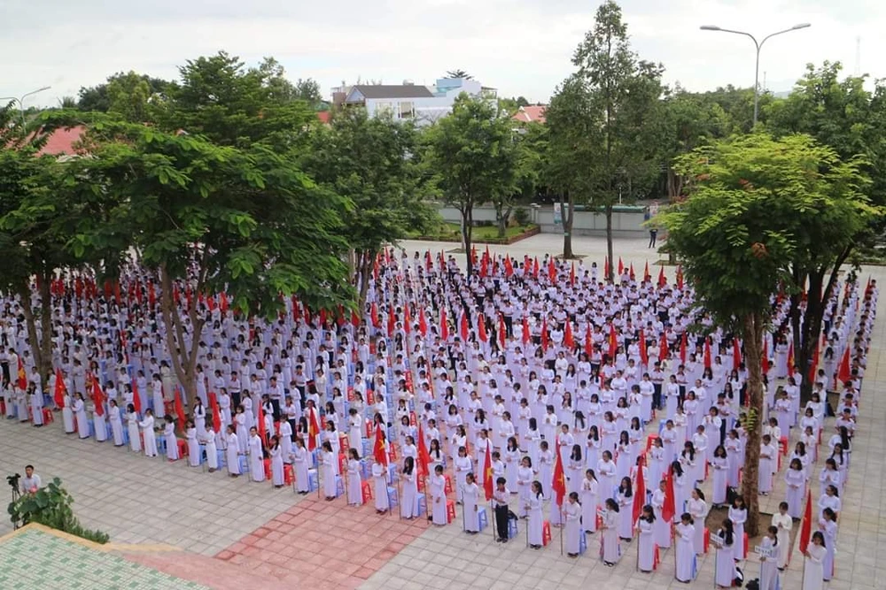 Học sinh Trường THPT Lý Thường Kiệt chào cờ đầu tuần. Ảnh: TLTK Học sinh Trường THPT Lý Thường Kiệt chào cờ đầu tuần. Ảnh: TLTK