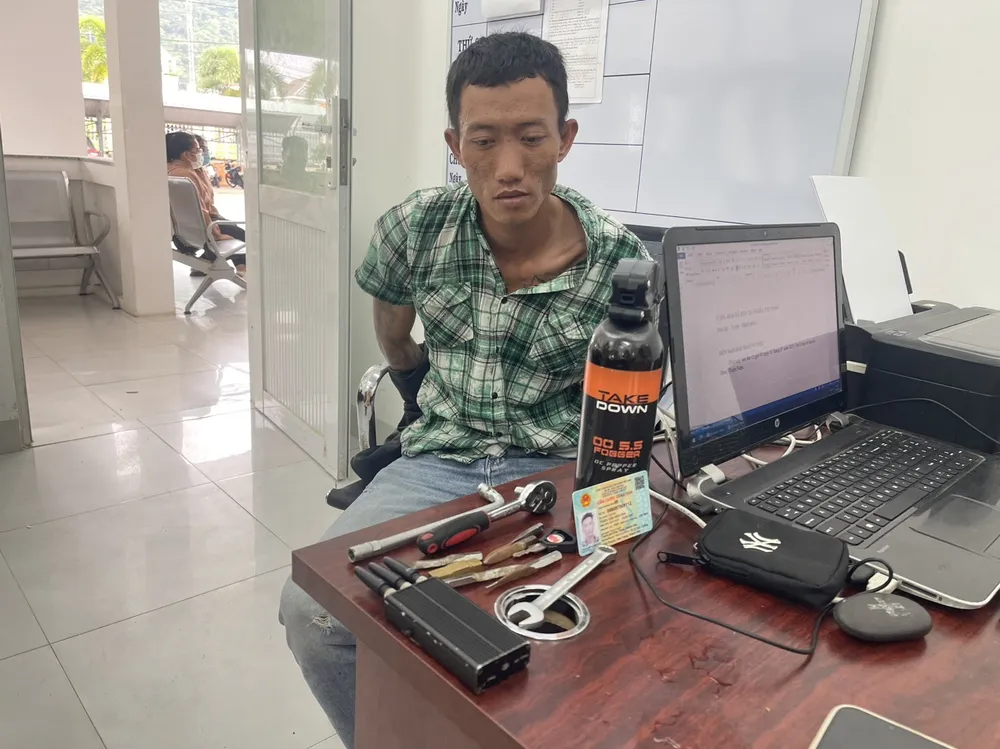 Kẻ trộm cùng tang vật tại cơ quan công an. Ảnh: PĐ Kẻ trộm cùng tang vật tại cơ quan công an. Ảnh: PĐ