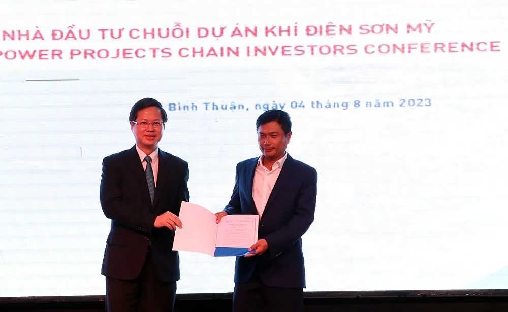 Ông Đoàn Anh Dũng trao quyết định chấp thuận chủ trương đầu tư dự án Khi cảng nhập LNG Sơn Mỹ. Ảnh TTD.