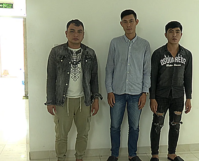 Từ trái sang: Lê Quốc Phi, chủ khách sạn Lê Tiến Phi và Phan Văn Tuấn. Ảnh: VH Từ trái sang: Lê Quốc Phi, chủ khách sạn Lê Tiến Phi và Phan Văn Tuấn. Ảnh: VH