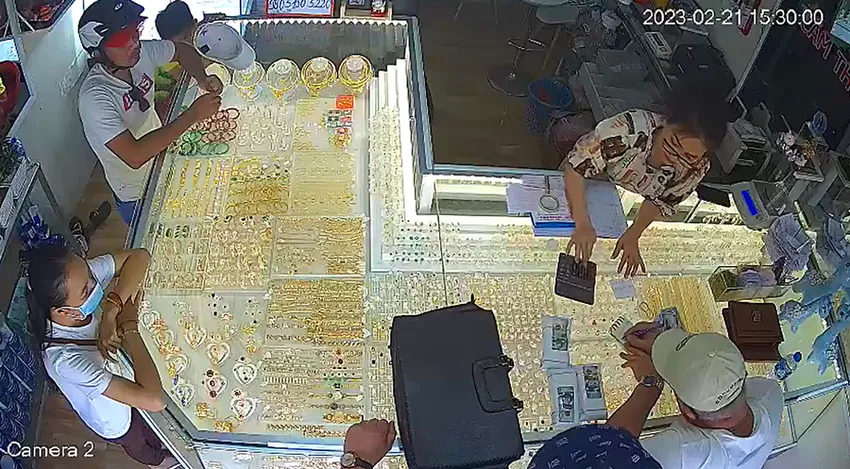 Toàn cảnh vụ tráo 70.000USD tại một tiệm vàng ở Phan Thiết. Toàn cảnh vụ tráo 70.000USD tại một tiệm vàng ở Phan Thiết.