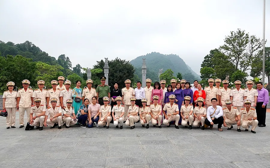 Đoàn công tác của Công an Bình Thuận. Ảnh: NHƯ Ý.