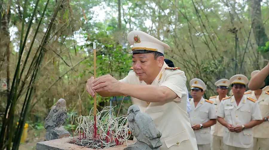 Đại tá Lê Quang Nhân và cán bộ chiến sĩ dâng hương báo công. Ảnh: NHƯ Ý.