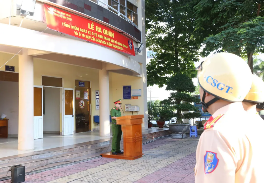 Đại tá Huỳnh Ngọc Liêm quán triệt cán bộ, chiến sĩ trong lễ ra quân. Ảnh: PĐ