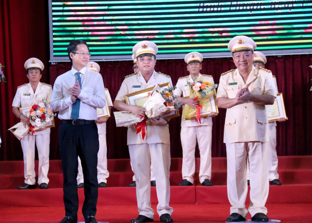 Ông Đoàn Anh Dũng (trái) tặng bằng khen cho Đại tá Huỳnh Ngọc Liêm, Phó Giám đốc Công an tỉnh. Ảnh: PĐ