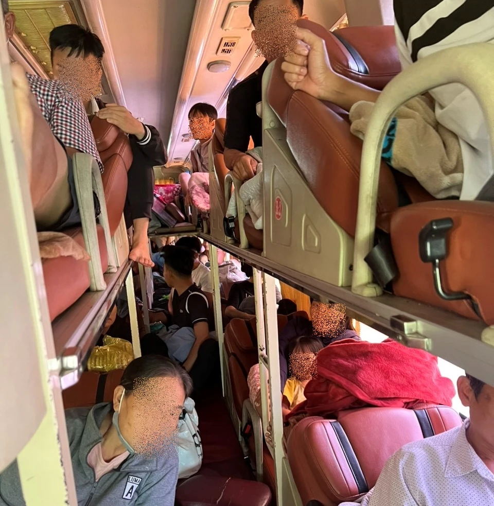 Nhiều hành khách phải nằm ở lối đi. Ảnh: PC08
