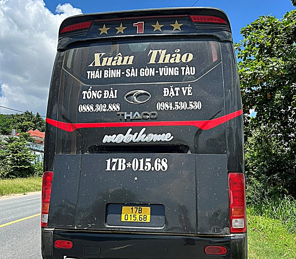 Xe khách bị CSGT phát hiện chở dư 12 hành khách. Ảnh: PP