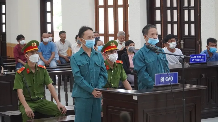 Hai bị cáo Dương Đức Lê và Trần Văn Quế tại phiên tòa sơ thẩm. Ảnh ĐP.