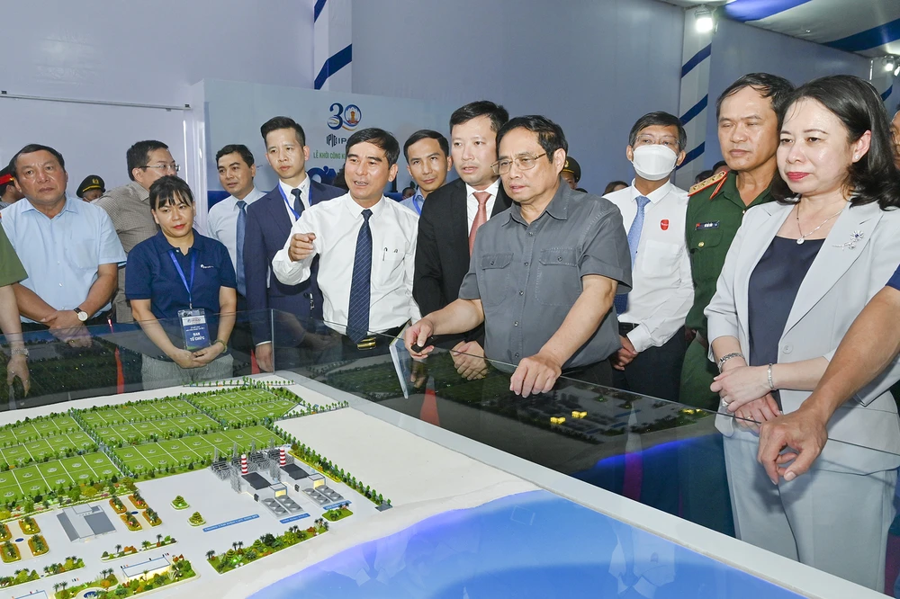 Ông Dương Văn An đang giới thiệu một dự án tại tỉnh Bình Thuận cho đoàn công tác của Thủ tướng Chính phủ.