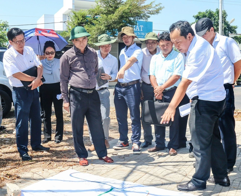Ông Dương Văn An đang kiểm tra tiến độ một dự án dân sinh ở TP Phan Thiết.