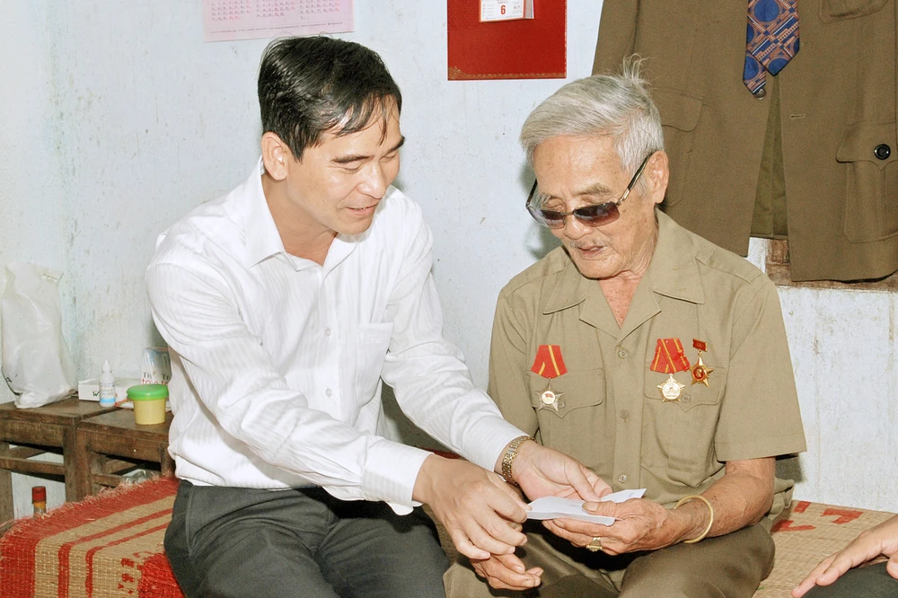 Bí thư Dương Văn An thăm, tặng quà cho một gia đình chính sách.