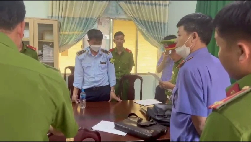 Công an bắt giam Trần Văn Thăng, quyền Đội trưởng Đội QLTT số 2 hồi tháng 9-2022. Ảnh cắt từ camera.