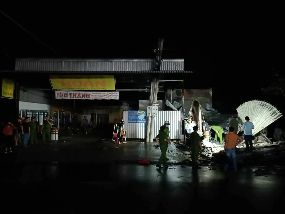 Vụ cháy tiệm sửa xe khiến người vợ chủ tiệm tử vong và 2 con nhỏ đang cấp cứu tại bệnh viện. Ảnh PĐ.