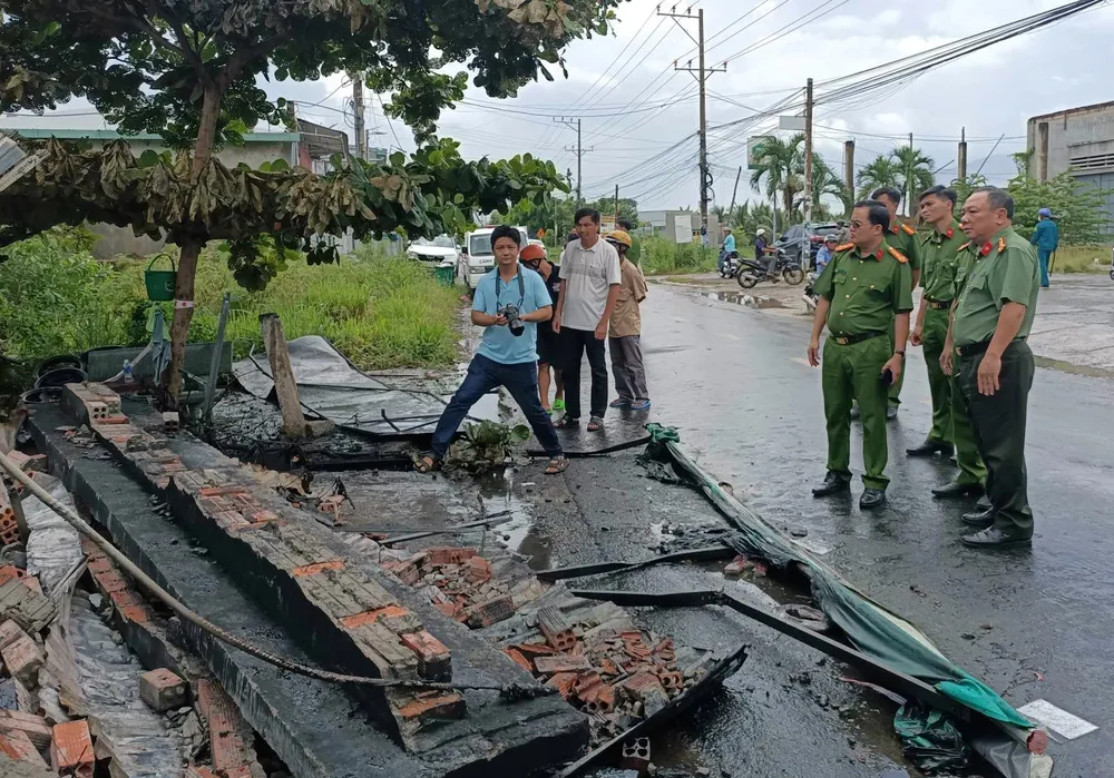 Đại tá Lê Quang Nhân (ngoài cùng bên trái) có mặt tại hiện trường. Ảnh: PĐ