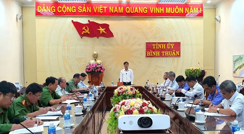 Ông Dương Văn An (đứng) Bí thư Tỉnh ủy Bình Thuận chủ trì cuộc họp của Ban Chỉ đạo phòng chống tham nhũng, tiêu cực tỉnh vào tháng 8-2023. Ảnh BNCTW.