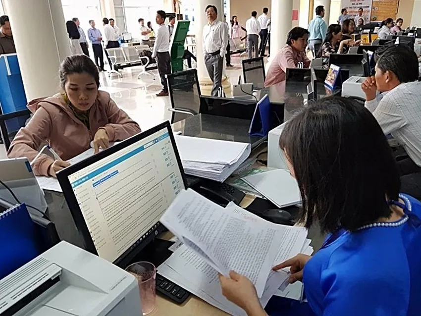 Công chức, viên chức tại Trung tâm Hành chính công Bình Thuận làm thủ tục cho người dân. Ảnh PN congchuc.jpg