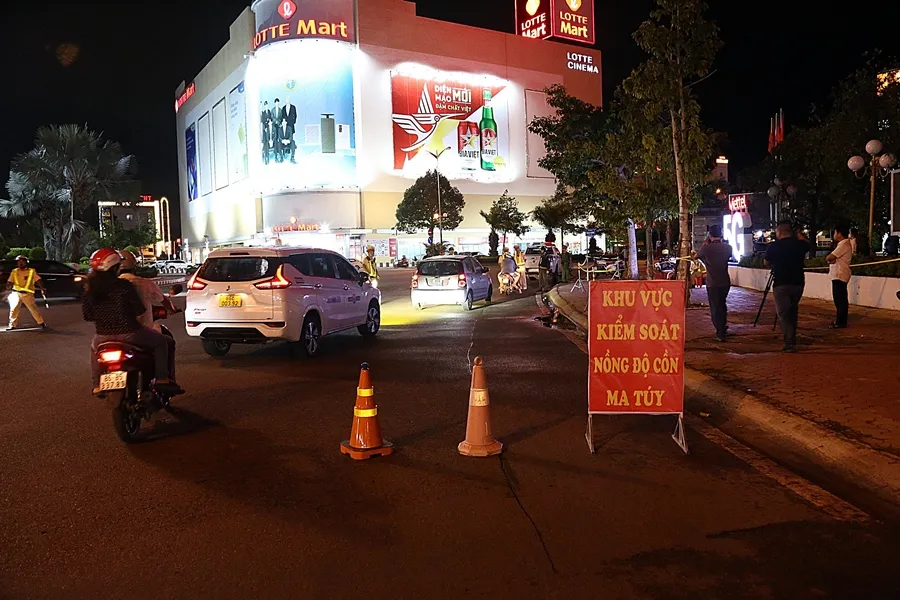 CSGT phối hợp kiểm tra trên nhiều tuyến đường ở Phan Thiết. Ảnh PĐ. cs3.jpg