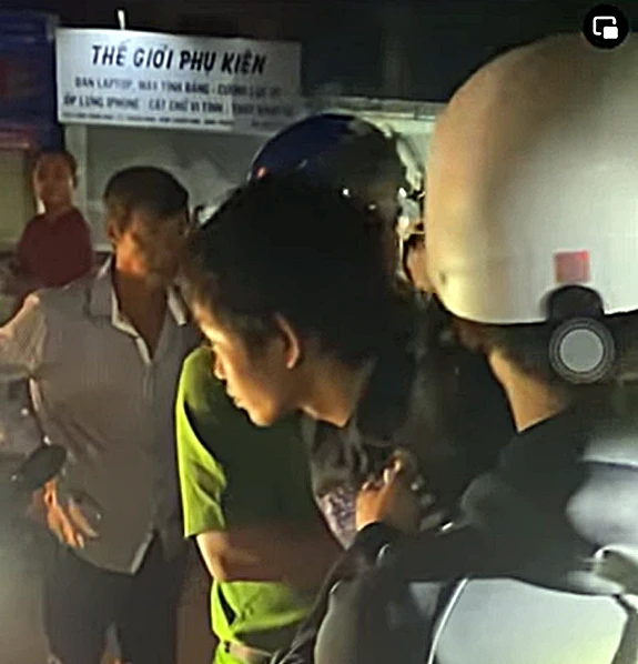 "Siêu trộm" bị bắt vào tối 16-9. Ảnh cắt từ camera. Bat.png