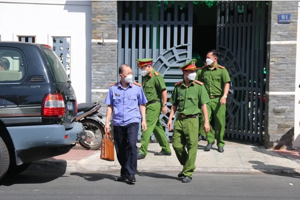 Cơ quan điều tra và VKSND Tối cao khám xét nhà riêng ông Lương Văn Hải, nguyên Phó Chủ tịch UBND tỉnh Bình Thuận. TVP2.png