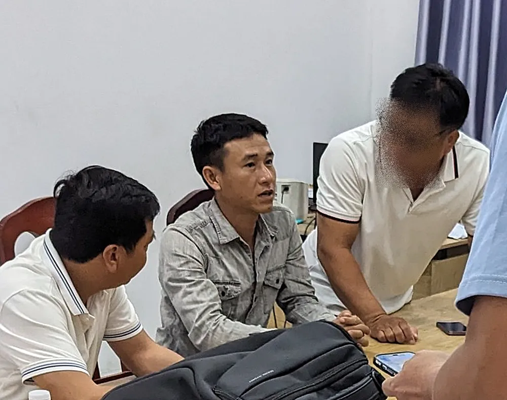 Nguyễn Thành Đông (giữa) đang khai báo với Ban chuyên án. Ảnh PĐ. sungBT (2).jpg