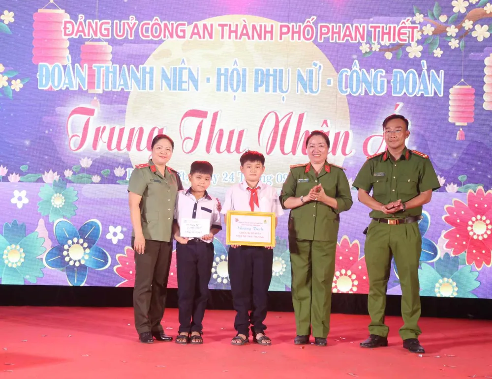 Công an Phan Thiết nhận đỡ đầu cho hai con trai người phụ hồ hy sinh cứu người trong hỏa hoạn. Ảnh NL dodau.jpg