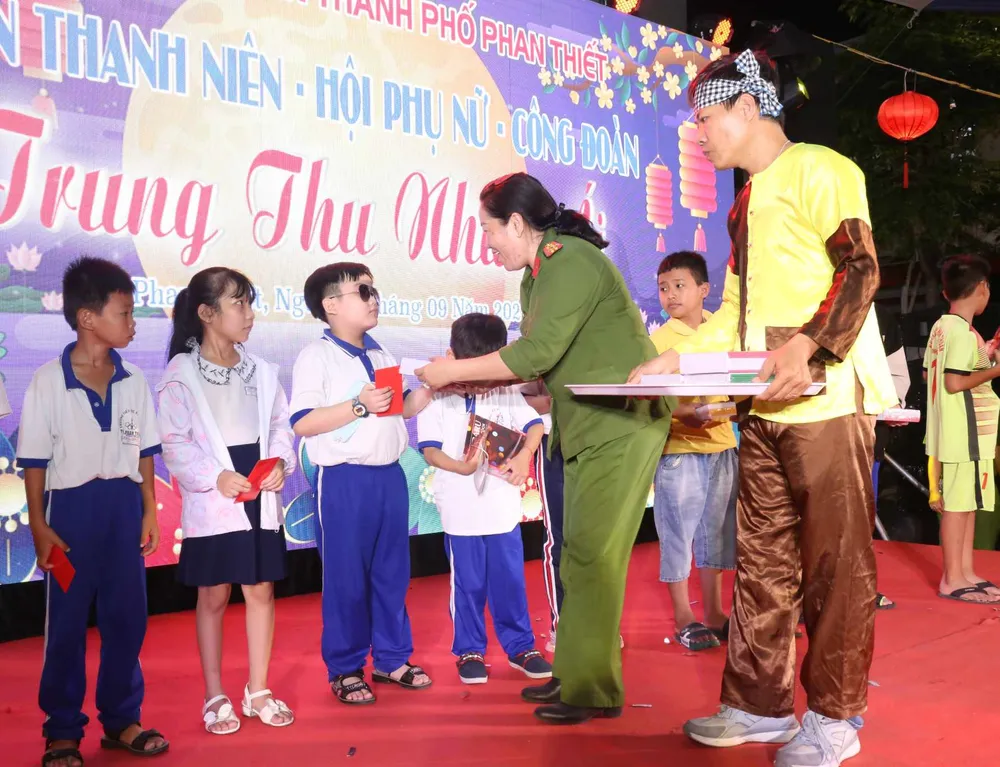 Lãnh đạo Công an Phan Thiết tặng quà cho các trẻ em khuyết tật, mồ côi. Ảnh NL. dodau1.jpg
