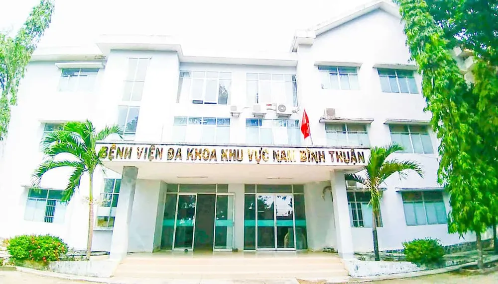 Nạn nhân được đưa đến Bệnh viện Đa khoa Khu vực Nam Bình Thuận cấp cứu nhưng xác định đã tử vong. Ảnh CTV. benh-vien-nam-binh-thuan.jpg