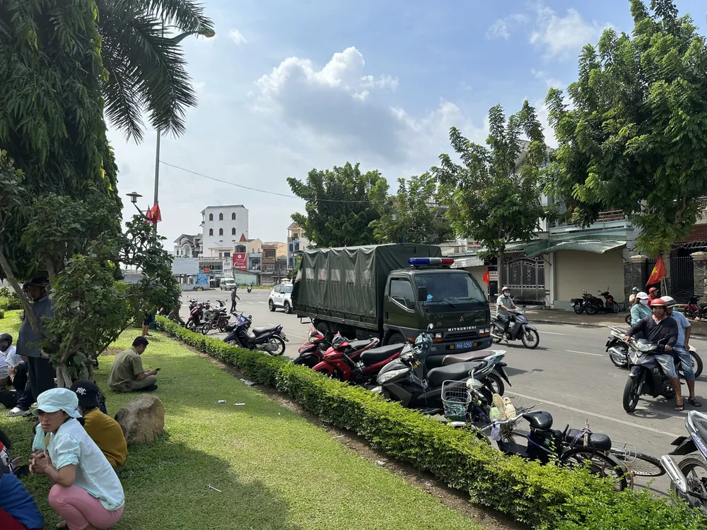 Công an Bình Thuận huy động lực lượng cảnh sát đến tìm người mất tích. Ảnh: PĐ ngudanmattich1.jpg