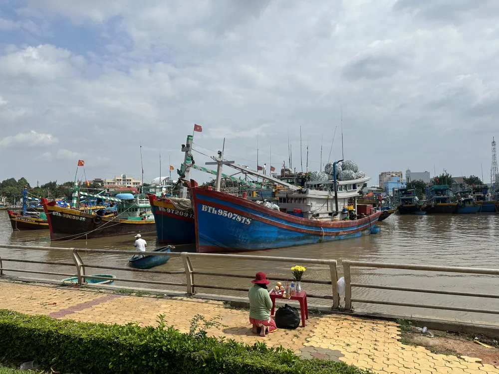 Gia đình lập bàn thờ mong sớm tìm người thân bị mất tích. Ảnh: PĐ ngudanmattich2.jpg