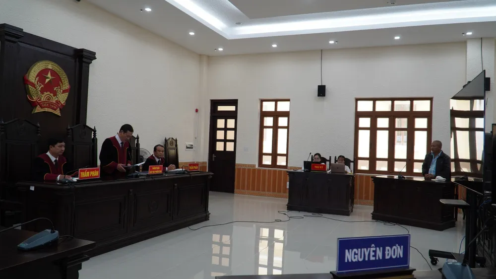 Quang cảnh phiên tòa giữ thẩm phán, viện phó VKS trái pháp luật. Ảnh: ĐP tham-phan (1).jpg