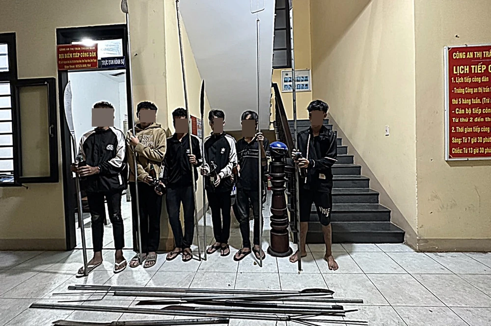 Nhóm thanh niên mang bom xăng, dao phóng lợn, chỉa sắt đi giải quyết mâu thuẫn bị bắt. Ảnh TQ. bom-xang (1).jpg