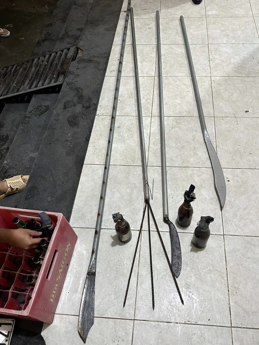 Cảnh sát đã ngăn chặn kịp thời nhóm thanh niên dùng bom xăng, hung khí hẹn nhau hỗn chiến. Ảnh TQ. bom-xang (3).jpg