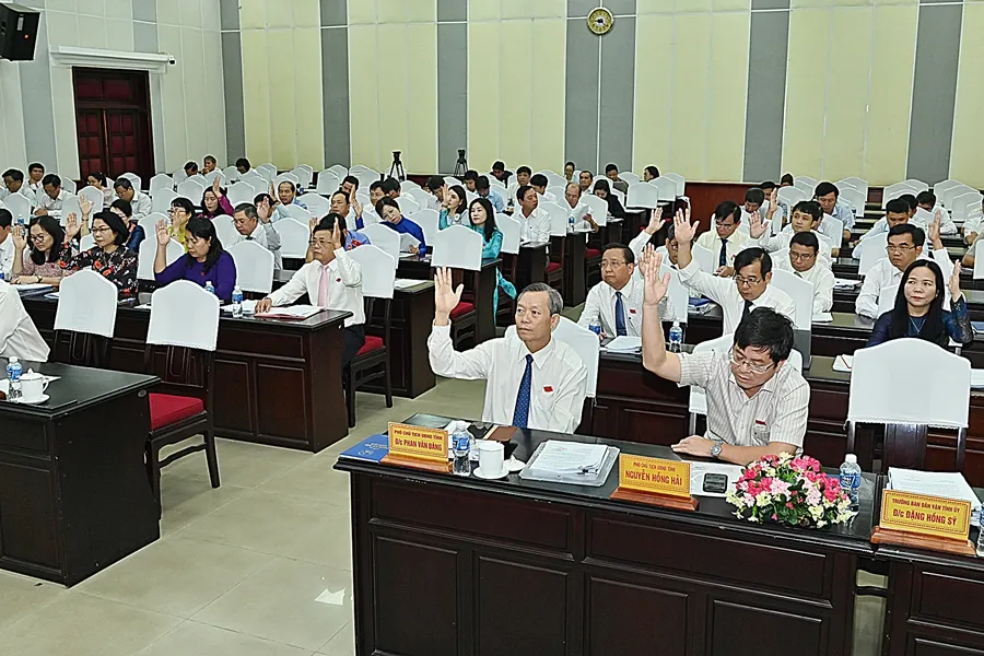Các đại biểu tham gia kỳ họp biểu quyết nhiều Nghị quyết cấp thiết, quan trọng. Ảnh PĐ. bac-si1.jpg