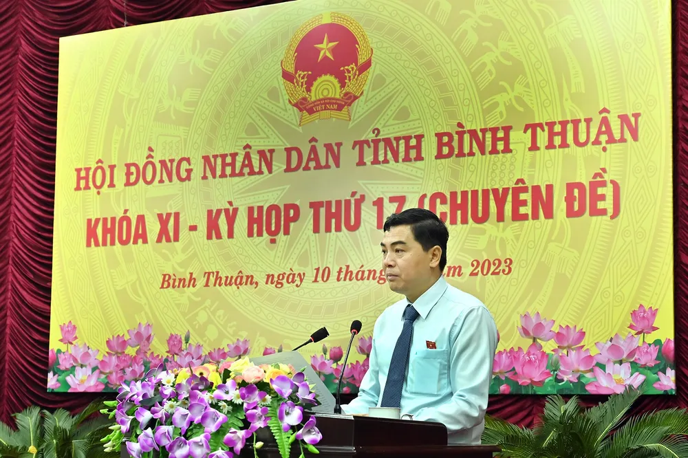 Ông Nguyễn Hoài Anh, Chủ tịch HĐND tỉnh điều hành kỳ họp thông qua nhiều Nghị quyết quan trọng trong đó có Nghị quyết về đãi ngộ bác sĩ về tỉnh công tác. Ảnh ĐH. Bác sĩ giỏi tham gia dự án tại Bình Thuận sẽ hưởng lương 80 triệu đồng/tháng
