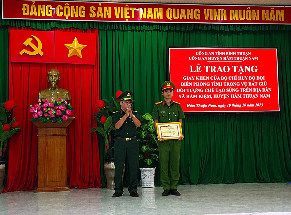 Trao giấy khen cho thiếu tá công an trong chuyên án triệt phá đường dây mua bán vũ khí