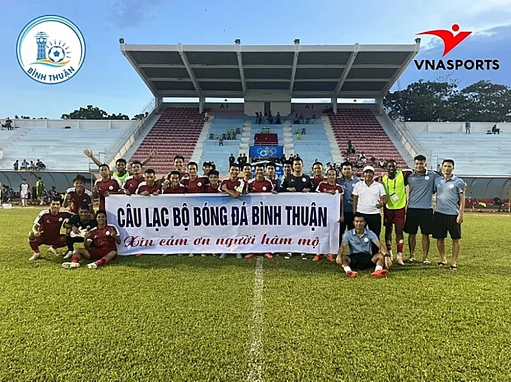 Chỉ mới thăng hạng Nhất một mùa, CLB bóng đá Bình Thuận đã rút tên khỏi giải vì thiếu tiền. bong-da-binh-thuann-2797-1092.jpg