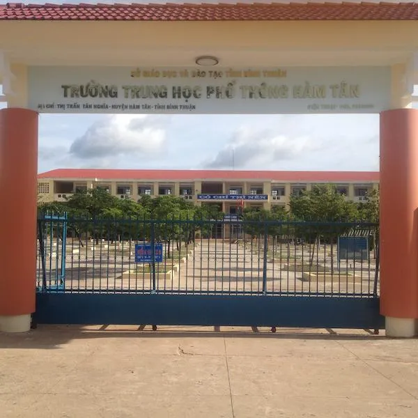 Trường PTTH Hàm Tân, nơi thầy giáo hiệu phó mời nam sinh lớp 11 làm việc. Ảnh PP. Thầy giáo bị côn đồ đánh phải nhập viện chỉ vì mời học trò lên làm việc