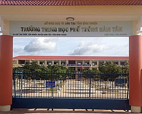 Trường THPT Hàm Tân nơi thầy giáo hiệu phó mời nam sinh lớp 11 lên làm việc. Ảnh: PP thay-giao-1805-5497.jpg