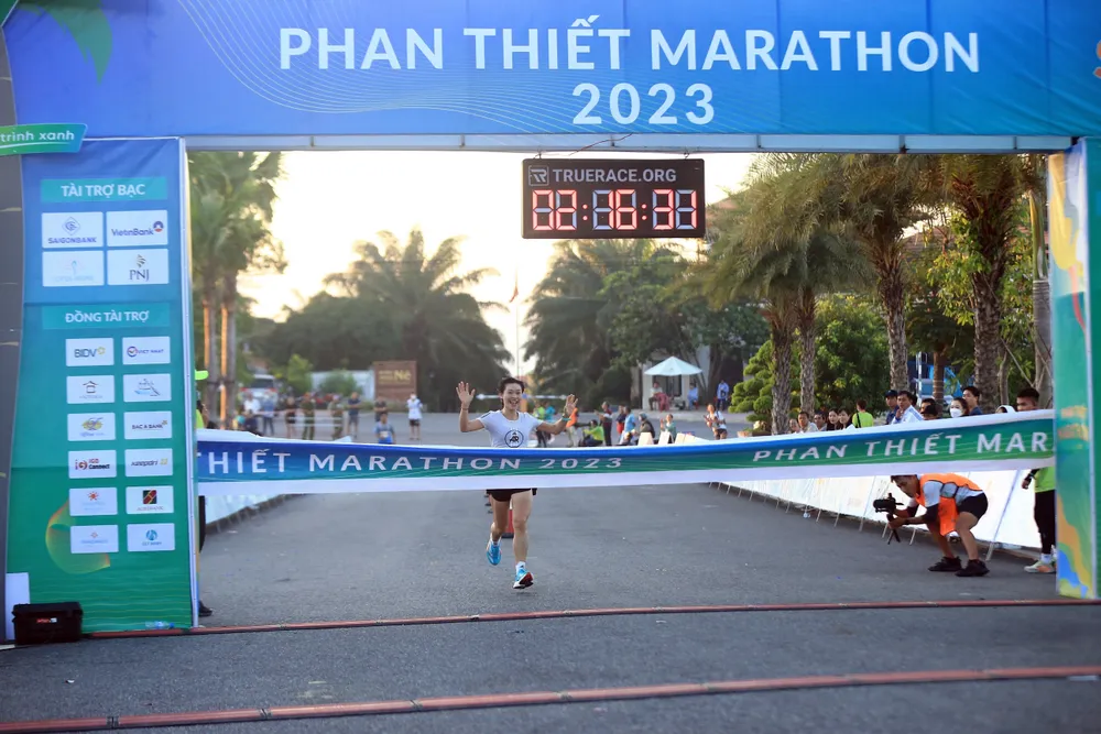 Một vận động viên nữ về đích trong giải Marathon Phan Thiết-Hành trình xanh sáng nay. ma-ra-thon4.jpg
