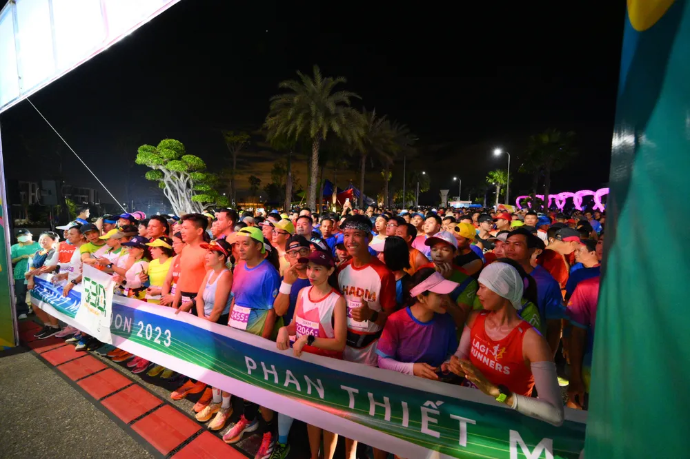 Các VĐV háo hức chuẩn bị xuất phát giải Marathon. ma-ra-thon5.jpg
