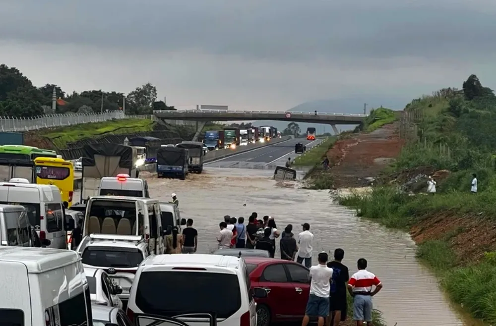 Ngập trên cao tốc Phan Thiết - Dầu Giây. Ảnh CTV. cao-toc3.jpg