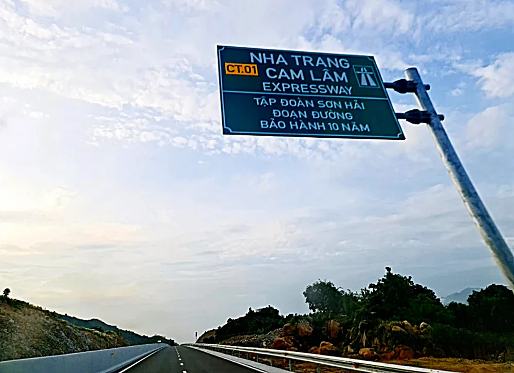 Cao tốc Nha Trang - Cam Lâm không có làn dừng xe khẩn cấp mà 4-5km mới bố trí điểm dừng khẩn cấp. Ảnh PHƯƠNG NAM. cao-toc4.png