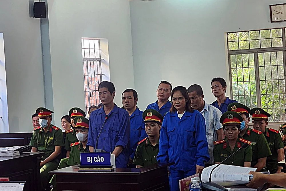 Thảo "lụi' và đồng bọn tại phiên tòa sơ thẩm. Ảnh: PL thao.jpg