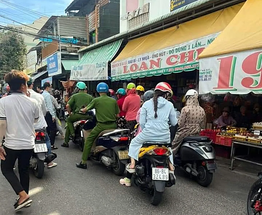 Nhiều người dân tập trung trước tiệm của chủ hụi nhưng người này không có mặt. Ảnh: PT hui.jpg