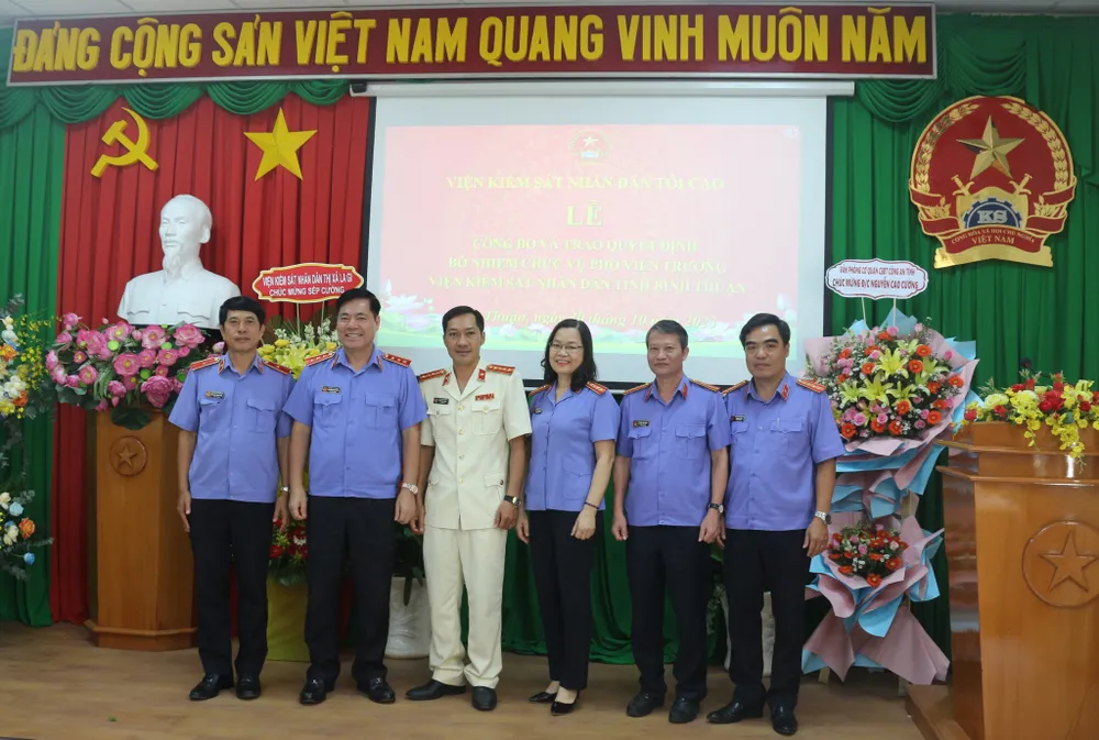 Lãnh đạo VKSND Tối cao và VKSND tỉnh chúc mừng Phó Viện trưởng VKSND tỉnh Bình Thuận (áo trắng). Ảnh KS. VKSND1.jpg
