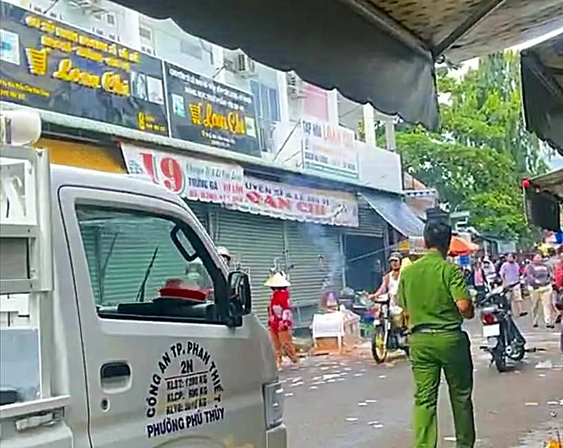 Cơ quan Cảnh sát điều tra đã vào cuộc vụ mang quan tài đến nhà chủ hụi. Ảnh cắt từ clip. hui-2-2814-3873.jpg