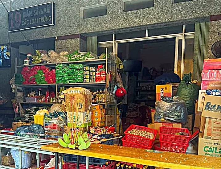 Trước đó một nhóm con hụi đã mang chuối đến tiệm tạp hóa của chủ hụi để thắp nhang, rải muối gạo gây áp lực chủ hụi trả tiền. hui6.jpg