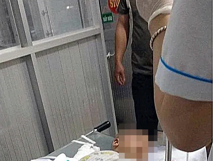 Bé trai bỏng độ II do bị ném bom xăng đang được cấp cứu. Ảnh: PP Truy tìm người ném bom xăng khiến bé trai 4 tháng tuổi bị bỏng nặng