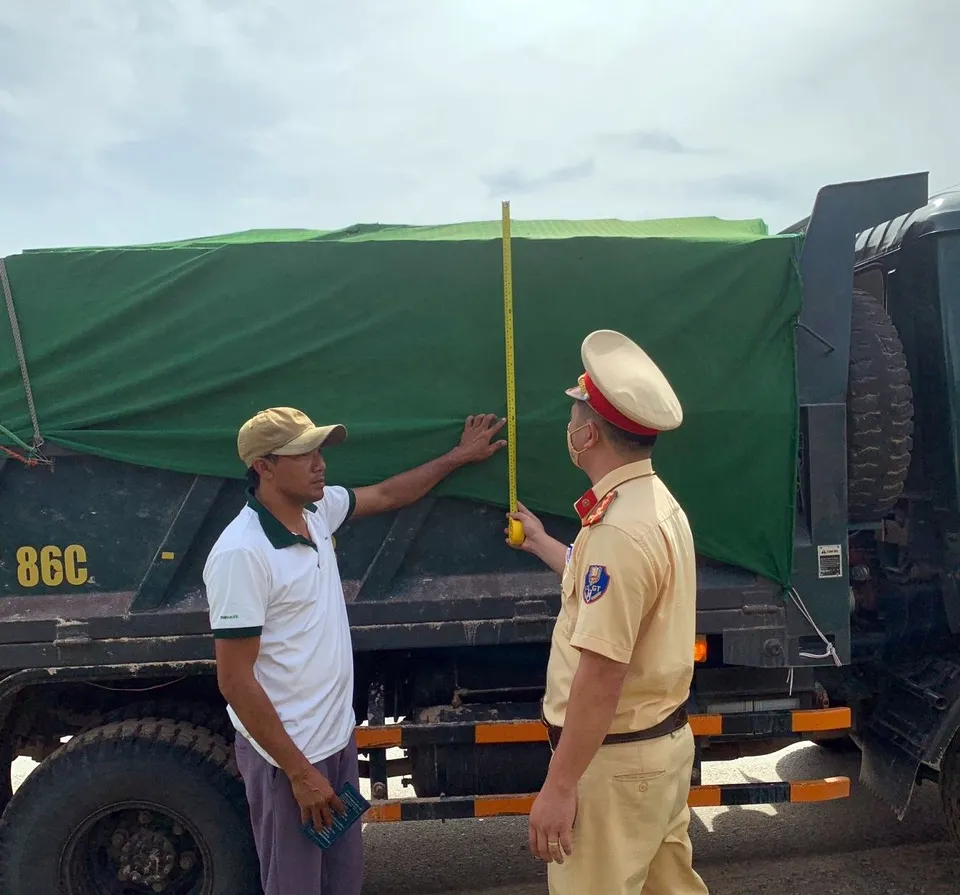 Người dân ghi hình, phản ánh vi phạm giao thông sẽ được khen thưởng